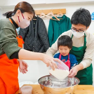 「前は生地を踏めませんでした」 手打ちうどん作り体験教室 2025年3月 A6406383-0.webp – イリコスキー製麺所