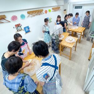 笑い文字講師のみなさまが 手打ちうどん作り体験教室 2025年8月 IMG_0532-scaled.jpg – イリコスキー製麺所